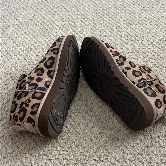 UGG Minis Leopard Pattern Boots with Cozy Lining - Picture 3 of 4